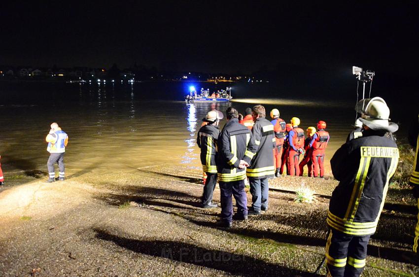 Einsatz BF Koeln PKW im Rhein Mondorf Hersel P014.JPG